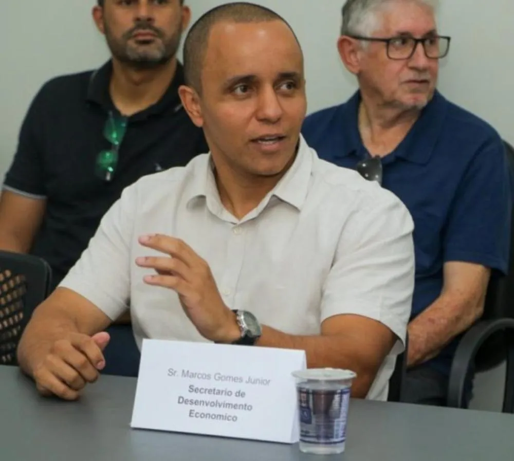 Secretário de Desenvolvimento Econômico, Marco Júnior, contrata empresa de comunicação visual para fornecer churrasqueiras para o Balneário Municipal em Três Lagoas