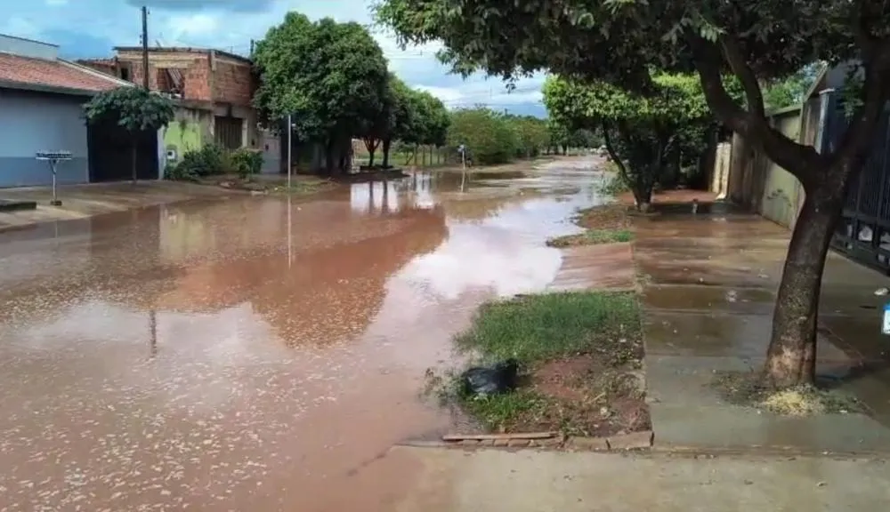 Esgoto a céu aberto revolta moradores do Jardim Mirassol em Três Lagoas