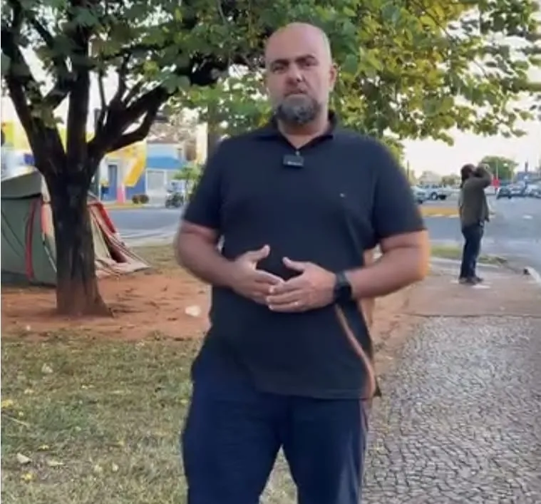 Morador de rua é retirado após pressão de vereador