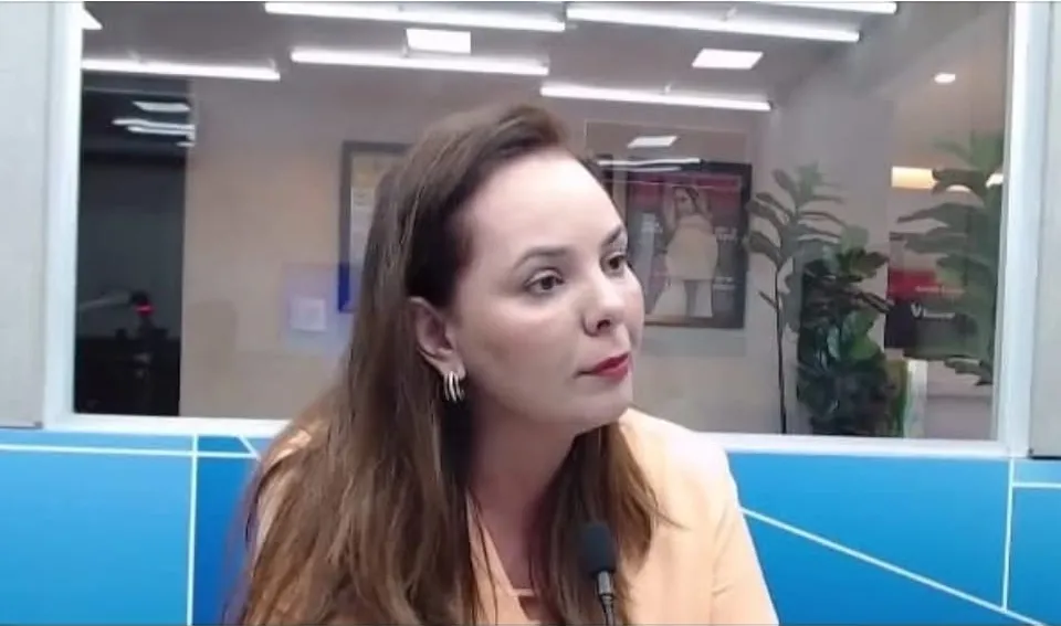 Medicamentos seguem em falta na rede pública e contradiz entrevista de Juliana Salim.
