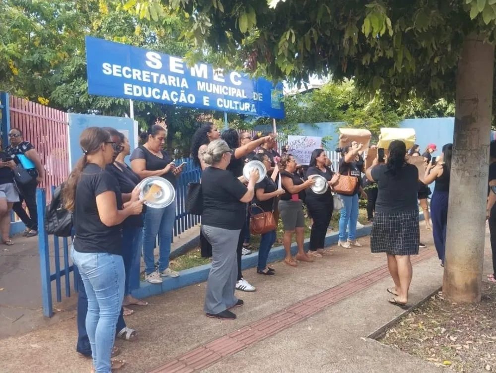 Merendeiras protestam contra terceirização, perdem direitos e são ignoradas pelo Prefeito Cassiano Maia e base aliada