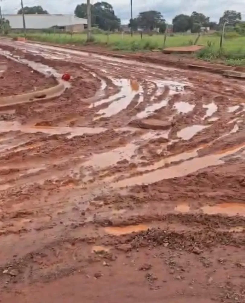 Lama, promessas e realidade: moradores do Jardim das Primaveras enfrentam o barro enquanto prefeito promete a cidade 100% asfaltada 